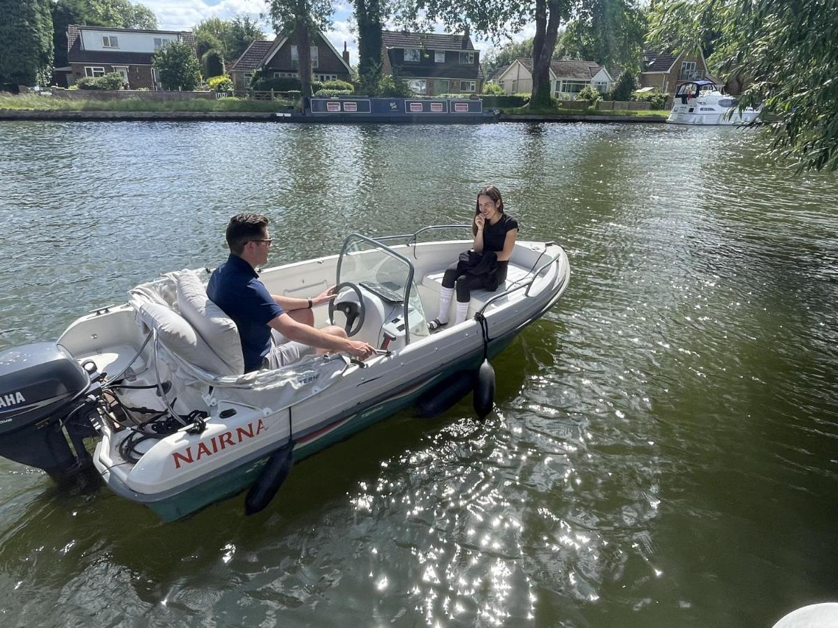 River Guest House With Jacuzzi Fire And Boat Hire Staines-upon-Thames Exterior photo